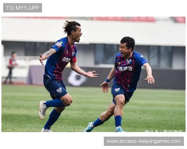 球星夜间进行“定位球进攻套路”排练，角球战术更丰富